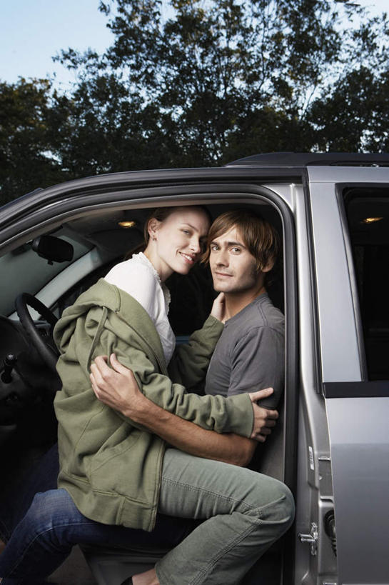 西方人,两个人,伙伴,朋友,坐,抱,笑,摸,微笑,露齿笑,竖图,室外,白天,侧面,爱情,旅游,度假,友谊,植物,汽车,欧洲,欧洲人,抚摸,浪漫,依偎,注视,娱乐,车,树,树木,蓝色,绿色,蓝天,天空,自然,交通工具,轿车,天,观察,看,靠,靠着,倚靠,享受,休闲,车内,温暖,温馨,恩爱,放松,亲密,恋人,生长,晴朗,成长,抱着,观看,和睦,察看,搂着,倚着,关注,万里无云,依附,依赖,投靠,友情,男人,男性,年轻男性,年轻女性,女人,女性,白种人,情侣,晴空,晴空万里,触摸,怀抱,接触,搂,搂抱,相抱,拥抱,坐着,半身,彩图,伴侣,融洽