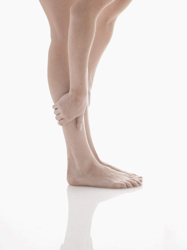 西方人,腿部,脚,脚趾,脚趾甲,腿,一个人,竖图,室内,特写,白天,白色背景,侧面,欧洲,欧洲人,双手,仅一个年轻女性,仅一个女性,仅一个人,伸展,弯腰,握,阴影,反射,影子,地面,光脚,并拢,赤脚,握着,摄影,影棚,鞠躬,弯身,年轻女性,女人,女性,白种人,脚指甲,半身,彩图,影棚拍摄,拍摄,向下