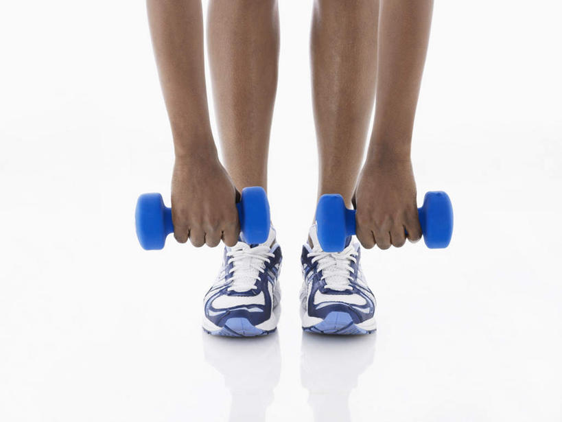 西方人,腿部,腿,一个人,站,跑,横图,俯视,室内,特写,白天,白色背景,运动鞋,锻炼,运动,哑铃,欧洲,非洲,黑人,欧洲人,双手,仅一个年轻女性,仅一个女性,仅一个人,弯腰,握,阴影,球鞋,反射,影子,地面,拿,拿着,休闲装,运动器械,站着,休闲,休闲服,健身器械,握着,摄影,影棚,跑鞋,鞠躬,健身器材,弯身,体育,年轻女性,女人,女性,非洲人,跑步,站立,半身,彩图,高角度拍摄,影棚拍摄,健身,拍摄,运动器材
