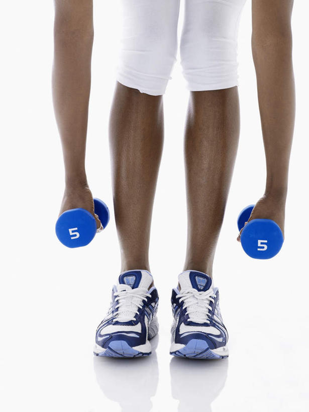 西方人,手,腿部,腿,一个人,站,跑,竖图,室内,特写,白天,白色背景,正面,运动鞋,锻炼,运动,哑铃,欧洲,非洲,黑人,欧洲人,双手,仅一个年轻女性,仅一个女性,仅一个人,弯腰,握,阴影,球鞋,反射,影子,地面,拿,拿着,休闲装,运动器械,站着,休闲,手部,休闲服,健身器械,握着,摄影,影棚,跑鞋,鞠躬,健身器材,弯身,体育,年轻女性,女人,女性,非洲人,跑步,站立,半身,彩图,影棚拍摄,健身,拍摄,运动器材