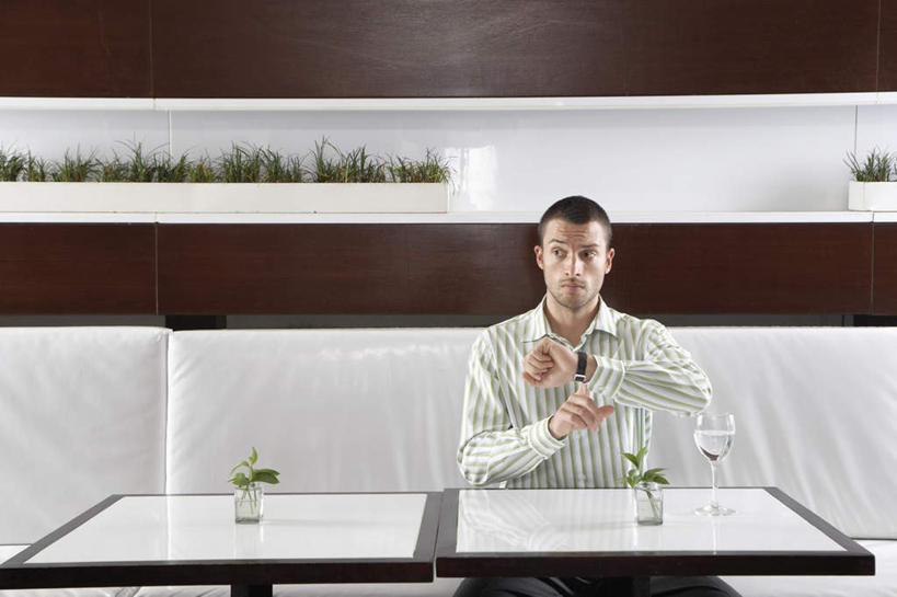 西方人,一个人,餐厅,坐,横图,室内,白天,正面,草地,草坪,水,植物,餐桌,沙发,桌子,杯子,欧洲,欧洲人,仅一个男性,仅一个人,服装,时间,高脚杯,盆栽,手表,液体,盆景,注视,休闲装,玻璃制品,草,仅一个年轻男性,衣服,绿色,自然,酒杯,观察,看,休闲,休闲服,服饰,生长,成长,餐台,观看,等待,察看,关注,男人,男性,年轻男性,白种人,玻璃杯,坐着,半身,彩图,餐馆,饭店,饭馆,皮沙发