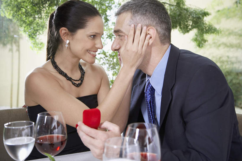 西方人,脸,头,脸颊,两个人,商务人士,商务男性,餐厅,坐,笑,摸,微笑,露齿笑,横图,室内,白天,正面,衬衫,裙子,爱情,水,植物,餐桌,桌子,玫瑰,杯子,礼盒,欧洲,欧洲人,抚摸,握,连衣裙,套装,高脚杯,液体,红酒杯,浪漫,拿,拿着,相视,玻璃制品,树,树木,绿色,自然,抹胸,戒指,酒杯,温暖,温馨,惊喜,面对面,恩爱,握着,恋人,生长,成长,餐台,对视,求婚,和睦,相对,商务装,工薪阶层,相看,抹胸裙,男人,男性,年轻女性,女人,女性,中年男性,白种人,头部,脸部,脸蛋,面部,情侣,白领,上班族,玻璃杯,触摸,接触,坐着,半身,彩图,衬衣,餐馆,饭店,饭馆,伴侣,融洽