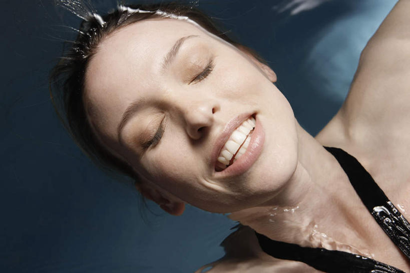 西方人,脸,头,脸颊,一个人,游泳池,闭眼,笑,微笑,露齿笑,横图,俯视,室内,特写,白天,泳装,水,欧洲,欧洲人,仅一个年轻女性,仅一个女性,仅一个人,水池,水面,泳池,肩膀,蓝色,游泳馆,潜,连体泳衣,年轻女性,女人,女性,白种人,头部,脸部,脸蛋,面部,闭眼睛,闭着眼,闭着眼睛,半身,彩图,高角度拍摄,泳衣