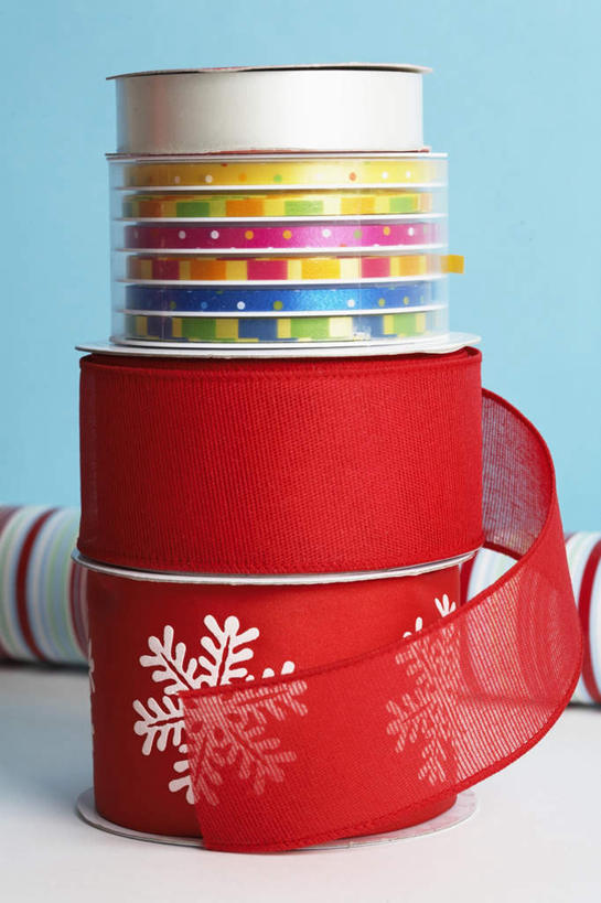 无人,竖图,室内,特写,白天,正面,桌面,静物,许多,阴影,蓝色背景,装饰,反射,包装纸,丝带,影子,绸带,装饰品,红色,装饰物,叠放,摄影,影棚,华丽,修饰,点缀,饰物,衬托,美观,雅致,雅观,彩图,影棚拍摄,拍摄