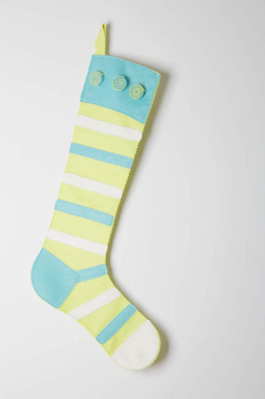 无人,竖图,室内,特写,白天,白色背景,正面,桌面,静物,圣诞节,吊挂,悬挂,阴影,条纹,节日,庆祝,反射,影子,墙,挂,文化,圣诞袜,袜子,墙壁,墙面,一只,蓝色,庆典,摄影,影棚,纪念,彩图,影棚拍摄,拍摄