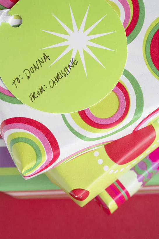 无人,竖图,俯视,室内,特写,白天,桌面,静物,圣诞节,一堆,阴影,堆叠,堆积,花纹,节日,庆祝,反射,英文,包装纸,标志,图案,文字,影子,字符,圆圈,字母,贺卡,文化,标识,卡片,庆典,叠放,纪念,堆,英文字母,彩图,高角度拍摄