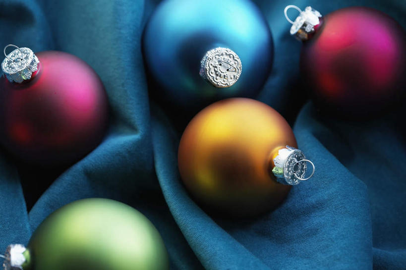 无人,横图,俯视,室内,特写,白天,桌面,静物,圣诞节,五个,阴影,蓝色背景,节日,庆祝,装饰,反射,布,挂饰,影子,圣诞球,文化,球,蓝色,庆典,球体,堆放,纪念,华丽,修饰,点缀,衬托,美观,雅致,雅观,彩图,高角度拍摄