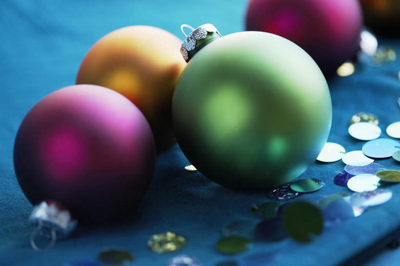 无人,横图,俯视,室内,特写,白天,钱,桌面,静物,圣诞节,许多,阴影,蓝色背景,节日,朦胧,模糊,庆祝,装饰,反射,布,挂饰,钱币,影子,圣诞球,文化,球,蓝色,饰品,四个,庆典,球体,金融,堆放,经济,刺眼,纪念,耀眼,华丽,修饰,点缀,流通,贸易,衬托,美观,雅致,雅观,货币,现金,硬币,彩图,高角度拍摄,夺目