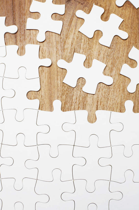 无人,竖图,俯视,室内,特写,白天,白色背景,游戏,成功,合作,团队,集体,信心,桌面,静物,拼图,玩具,一排,许多,连接,组合,木制,木板,纹理,线条,缺口,玩,图像,娱乐,队伍,排列,白色,休闲,摄影,影棚,活动,链接,成就,队列,发泄,消遣,智力,拼接,拼凑,智力游戏,合伙,宣泄,拼合,凑集,聚合,撮合,链结,趣味,策略,玩耍,嬉戏,彩图,高角度拍摄,影棚拍摄,拍摄