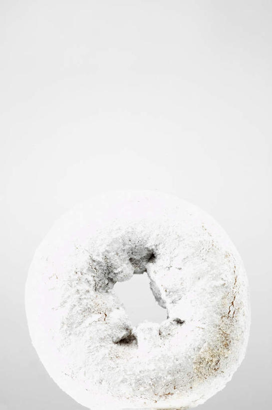 点心,无人,竖图,俯视,室内,特写,白天,白色背景,静物,圆形,食品,甜点,甜品,食物,糕点,一个,甜食,甜甜圈,摄影,影棚,单个,彩图,高角度拍摄,影棚拍摄,拍摄