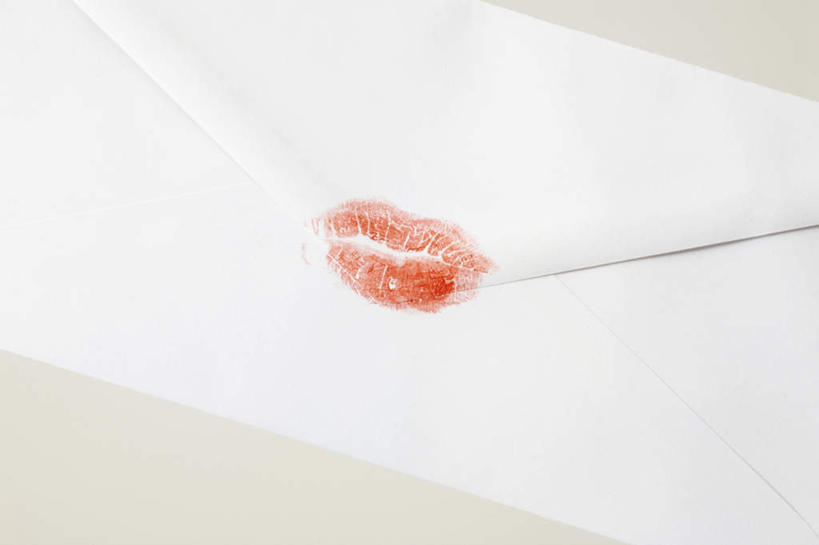 无人,横图,俯视,室内,特写,白天,白色背景,静物,信封,邮件,联系,一个,红色,联络,通信,摄影,影棚,单个,信件,彩图,高角度拍摄,影棚拍摄,拍摄,唇印