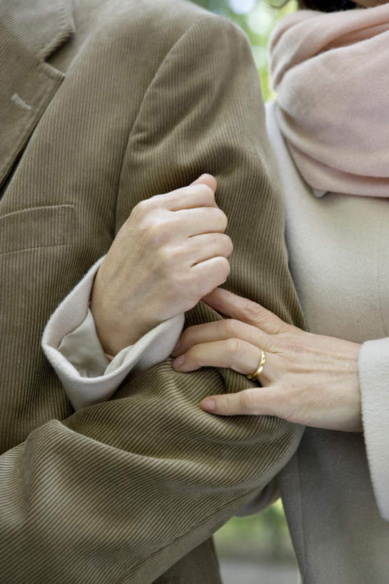 东方人,手,两个人,夫妻,站,竖图,室外,特写,正面,爱情,亚洲,服装,浪漫,休闲装,黄种人,衣服,靠,站着,休闲,手部,休闲服,恩爱,恋人,服饰,搀扶,搂着,老年男性,老年女性,男人,男性,女人,女性,亚洲人,情侣,搂,站立,半身,彩图,伴侣