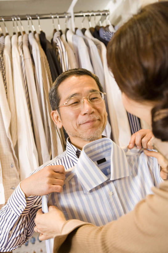 东方人,背部,背,两个人,夫妻,商店,站,笑,微笑,露齿笑,竖图,室内,白天,正面,衬衫,爱情,窗户,窗帘,柜子,衣架,亚洲,一排,朦胧,模糊,整齐,包,皮包,墙,浪漫,拿,拿着,注视,黄种人,玻璃窗,相视,壁画,墙壁,墙面,排列,衣服,衣橱,衣柜,看,站着,面对面,恩爱,金融,恋人,百货,对视,单肩包,挑选,服装店,队列,相对,贸易,百货公司,更衣橱,相看,男人,男性,女人,女性,中年男性,中年女性,亚洲人,情侣,挂衣架,晾衣架,站立,半身,彩图,衬衣,购物商场,购物中心,伴侣