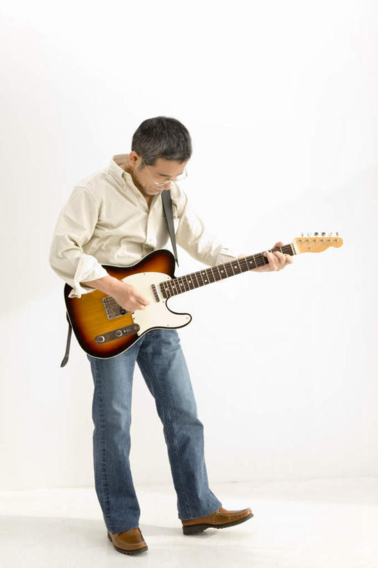 东方人,一个人,站,竖图,室内,白天,白色背景,正面,亚洲,仅一个男性,仅一个人,仅一个中年男性,阴影,服装,反射,影子,墙,吉他,乐器,弦乐器,地面,注视,休闲装,黄种人,墙壁,墙面,衣服,低头,看,站着,休闲,休闲服,弹,摄影,服饰,影棚,弹拨弦鸣乐器,男人,男性,中年男性,亚洲人,站立,彩图,全身,影棚拍摄,拍摄,弹拨弦乐器