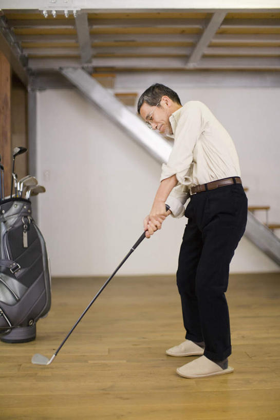 东方人,一个人,站,笑,微笑,竖图,室内,白天,侧面,运动服,地板,楼梯,亚洲,仅一个男性,仅一个人,仅一个中年男性,服装,朦胧,模糊,高尔夫,高尔夫球,阶梯,墙,地面,挥,拿,拿着,注视,黄种人,木地板,墙壁,墙面,台阶,衣服,低头,看,站着,服饰,高尔夫球杆,衣着,穿着,高尔夫运动,高尔夫球具,衣饰,男人,男性,中年男性,亚洲人,站立,彩图,全身,运动装