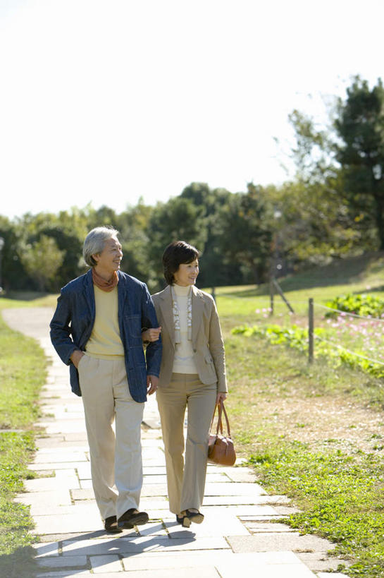 东方人,两个人,夫妻,站,笑,微笑,露齿笑,竖图,室外,白天,正面,爱情,草地,草坪,植物,道路,路,亚洲,阴影,服装,光线,包,皮包,影子,小路,交通,浪漫,拿,拿着,注视,休闲装,黄种人,草,树,树木,衣服,绿色,天空,阳光,自然,天,观察,看,站着,休闲,休闲服,恩爱,恋人,服饰,生长,成长,观看,单肩包,察看,搀扶,关注,老年男性,老年女性,男人,男性,女人,女性,亚洲人,情侣,插兜,两手抄兜,两手放兜,手插兜,手放口袋,站立,彩图,全身,伴侣