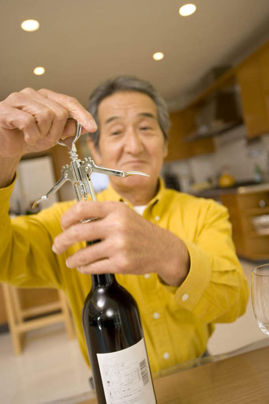 东方人,一个人,客厅,坐,竖图,室内,白天,正面,餐桌,柜子,桌子,亚洲,仅一个男性,仅一个人,服装,朦胧,模糊,壁灯,瓷砖,地砖,开瓶器,墙,灯光,地面,开瓶,拿,拿着,休闲装,黄种人,墙壁,墙面,玻璃制品,灯,酒瓶,衣服,玻璃瓶,瓶子,橱柜,灯具,仅一个老年男性,休闲,休闲服,服饰,餐台,油烟机,起居室,开启,照明设备,启瓶器,老年男性,男人,男性,亚洲人,坐着,半身,彩图,酒具