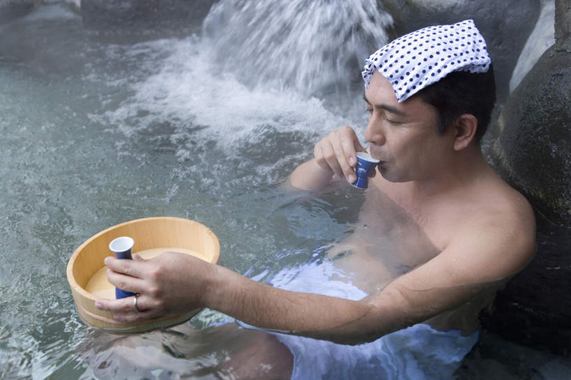 清酒,东方人,一个人,栏杆,坐,笑,微笑,露齿笑,横图,俯视,室外,白天,按摩,美容,草地,草坪,石头,水,温泉,植物,杯子,亚洲,仅一个男性,仅一个人,仅一个中年男性,护肤,飞溅,溅,壶,石子,液体,浴巾,水滴,水汽,围栏,酒类,注视,黄种人,护栏,裸露,酒,水壶,水珠,草,树,树木,饮料,绿色,自然,茶壶,水杯,毛巾,看,保养,享受,休闲,放松,保健,温泉浴场,生长,成长,喷洒,裸,养颜,男人,男性,中年男性,亚洲人,茶杯,石块,矿泉疗养地,坐着,半身,彩图,高角度拍摄,水疗