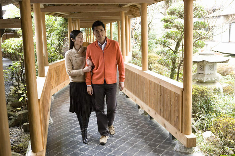 东方人,两个人,夫妻,家,站,笑,微笑,露齿笑,横图,室外,白天,正面,爱情,植物,亚洲,阴影,服装,光线,影子,房屋,屋子,走廊,地面,浪漫,注视,休闲装,黄种人,楼房,住宅,树,树木,衣服,绿色,阳光,自然,观察,看,站着,休闲,休闲服,恩爱,恋人,服饰,生长,成长,观看,察看,搀扶,关注,男人,男性,女人,女性,中年男性,中年女性,亚洲人,情侣,站立,彩图,全身,房子,伴侣