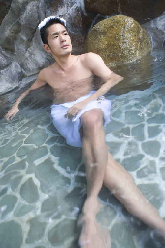 东方人,一个人,躺,竖图,俯视,室外,白天,按摩,美容,石头,水,温泉,亚洲,仅一个男性,仅一个人,撑,护肤,石子,液体,浴巾,浴帽,水滴,注视,黄种人,仅一个年轻男性,看,保养,享受,休闲,放松,保健,温泉浴场,撑着,养颜,卧着,男人,男性,年轻男性,亚洲人,石块,矿泉疗养地,躺着,卧,半身,彩图,高角度拍摄,水疗