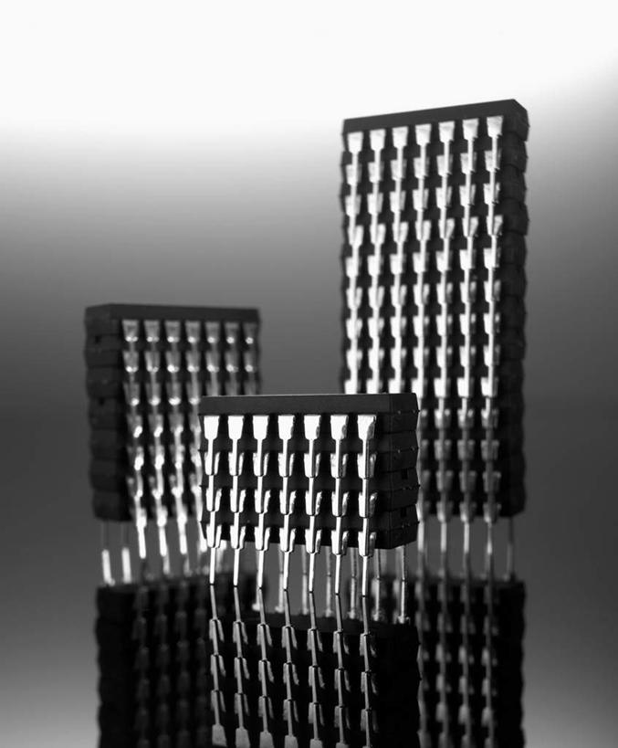 无人,竖图,黑白,室内,白天,正面,零件,电脑,桌面,桌子,静物,一排,阴影,黑色背景,整齐,反射,影子,排列,三个,黑色,比较,摄影,影棚,芯片,部件,衡量,队列,晶片,影棚拍摄,拍摄