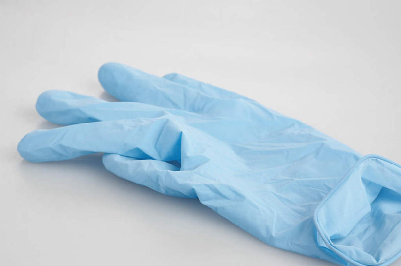 无人,横图,俯视,室内,特写,白天,白色背景,桌面,桌子,静物,阴影,反射,影子,一个,蓝色,手套,摄影,影棚,单个,橡胶手套,医用手套,彩图,高角度拍摄,影棚拍摄,拍摄
