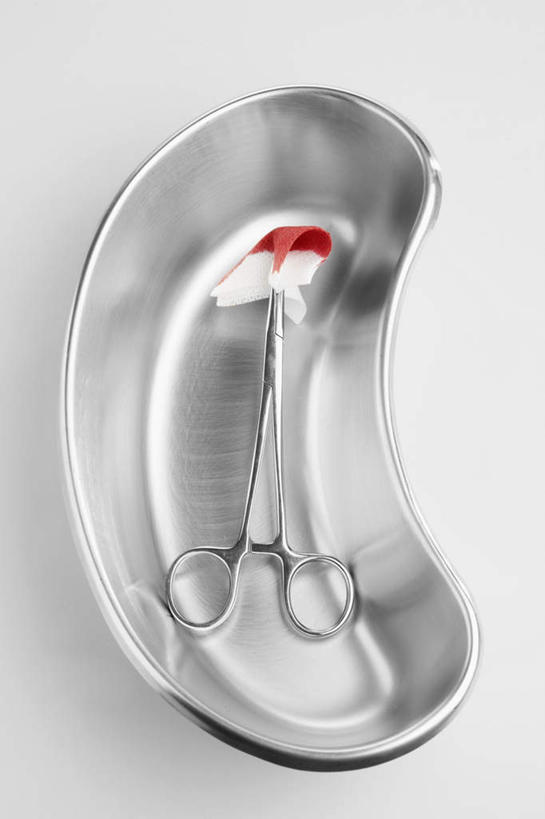 无人,竖图,俯视,室内,特写,白天,白色背景,桌面,桌子,静物,托盘,金属制品,阴影,棉布,反射,血,医药,金属,剪刀,液体,影子,一个,红色,摄影,影棚,单个,手术,夹着,染,彩图,高角度拍摄,影棚拍摄,拍摄