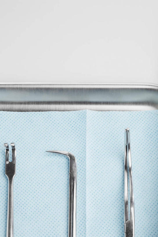 无人,竖图,俯视,室内,特写,白天,白色背景,桌面,桌子,静物,托盘,金属制品,一排,修剪,阴影,整齐,反射,金属,布,工具,剪刀,镊子,影子,排列,三个,摄影,影棚,裁剪,剪子,剪裁,切割,队列,手术剪刀,手术剪,彩图,高角度拍摄,影棚拍摄,拍摄