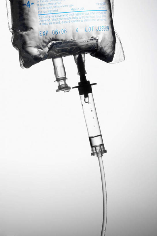 无人,竖图,室内,特写,白天,白色背景,正面,桌面,桌子,阴影,反射,液体,影子,气泡,一个,针管,针筒,注射,摄影,影棚,单个,医疗,医疗设备,注射器,输液,打点滴,输液瓶,静脉输液,彩图,影棚拍摄,拍摄