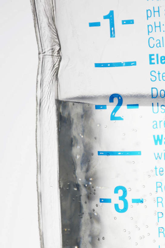 无人,竖图,室内,特写,白天,白色背景,正面,桌面,桌子,阴影,反射,标志,数字,文字,影子,字符,气泡,标识,一个,蓝色,针管,针筒,注射,摄影,阿拉伯数字,影棚,单个,医疗,医疗设备,注射器,输液,打点滴,输液瓶,静脉输液,彩图,影棚拍摄,拍摄