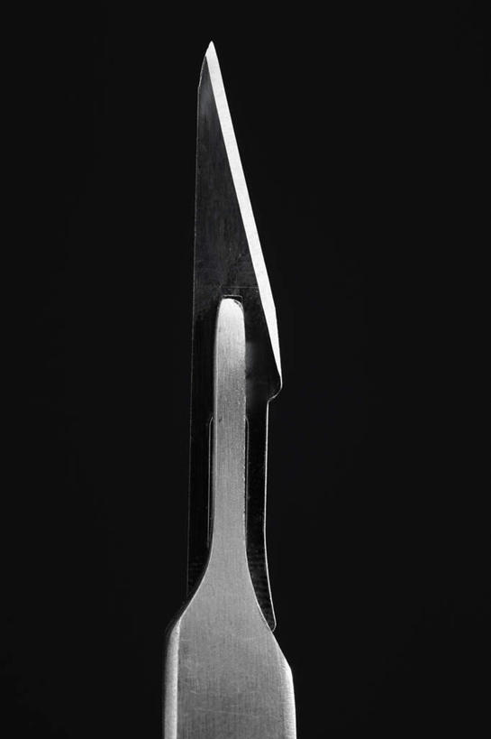 无人,竖图,俯视,室内,特写,白天,桌面,桌子,静物,阴影,黑色背景,锐利,反射,影子,刀具,一个,刀,摄影,影棚,单个,锋利,手术刀,尖锐,医疗器械,尖利,犀利,厉害,医疗用具,彩图,高角度拍摄,影棚拍摄,拍摄