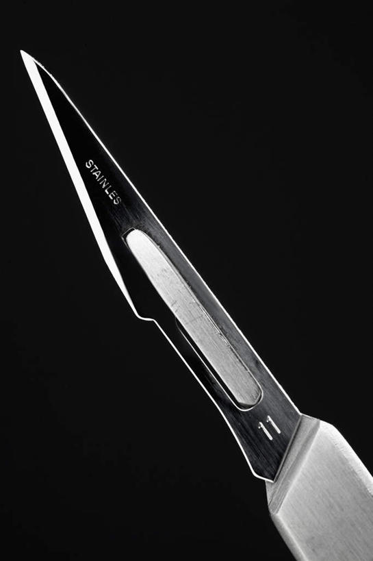 无人,竖图,俯视,室内,特写,白天,桌面,桌子,静物,阴影,黑色背景,锐利,反射,影子,刀具,一个,刀,摄影,影棚,单个,锋利,手术刀,尖锐,医疗器械,尖利,犀利,厉害,医疗用具,彩图,高角度拍摄,影棚拍摄,拍摄