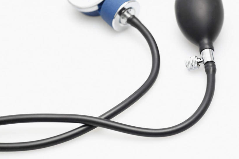 无人,横图,俯视,室内,特写,白天,白色背景,桌面,桌子,静物,阴影,反射,测量,影子,刻度,一个,黑色,摄影,影棚,单个,测量工具,医疗设备,血压计,医疗器械,量具,量仪,血压表,彩图,高角度拍摄,影棚拍摄,拍摄