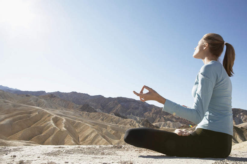 西方人,一个人,坐,闭眼,盘腿,横图,室外,白天,侧面,锻炼,度假,瑜伽,运动,山,山脉,欧洲,欧洲人,仅一个年轻女性,仅一个女性,仅一个人,阴影,服装,光线,影子,山峰,山峦,休闲装,娱乐,衣服,蓝色,蓝天,天空,阳光,群山,天,享受,休闲,休闲服,放松,养生,服饰,晴朗,兰花指,万里无云,体育,年轻女性,女人,女性,白种人,晴空,晴空万里,闭眼睛,闭着眼,闭着眼睛,盘腿而坐,盘膝,盘着腿的,盘着腿坐,双腿交叉,坐着,彩图,全身,健身