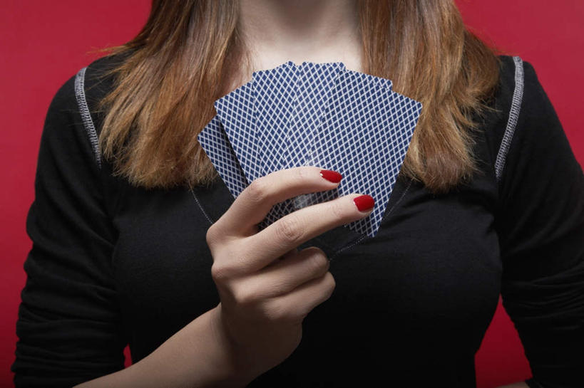 西方人,一个人,横图,室内,特写,白天,正面,游戏,赌博,贪欲,竞争,纸牌,玩具,扑克,欧洲,欧洲人,仅一个年轻女性,仅一个女性,仅一个人,握,红色背景,拿,玩,拿着,娱乐,刺激,休闲,握着,摄影,影棚,活动,发泄,消遣,智力,赌具,投机,侥幸,欲望,宣泄,五张,年轻女性,女人,女性,白种人,玩耍,嬉戏,半身,彩图,影棚拍摄,拍摄,胜负,输赢