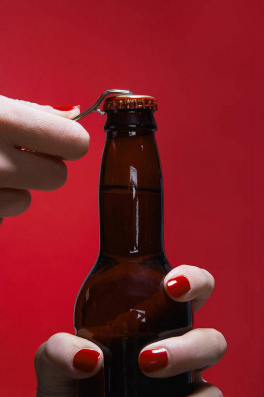 啤酒,西方人,手,一个人,竖图,室内,特写,白天,正面,欧洲,欧洲人,双手,仅一个年轻女性,仅一个女性,仅一个人,握,红色背景,开瓶器,开瓶,拿,拿着,手部,啤酒瓶,握着,摄影,影棚,开启,启瓶器,瓶启,年轻女性,女人,女性,白种人,半身,彩图,影棚拍摄,拍摄,酒具