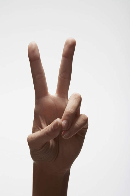 西方人,手,中指,一个人,竖图,室内,特写,白天,白色背景,正面,快乐,兴奋,骄傲,成功,胜利,欧洲,欧洲人,仅一个年轻女性,仅一个女性,仅一个人,手势,手部,自信,摄影,影棚,单手,食指,年轻女性,女人,女性,白种人,半身,彩图,影棚拍摄,欢乐,开心,拍摄