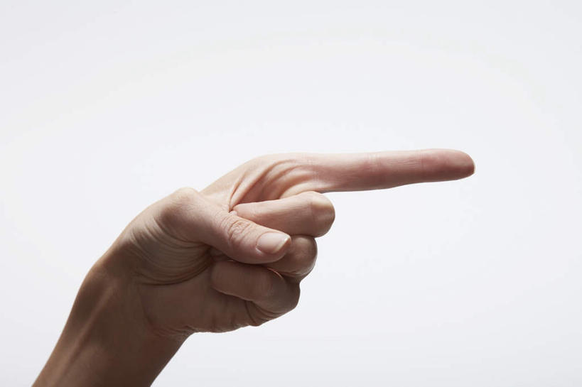 西方人,手,一个人,横图,室内,特写,白天,白色背景,正面,欧洲,欧洲人,仅一个年轻女性,仅一个女性,仅一个人,指,方向,手势,手部,摄影,影棚,单手,指向,食指,年轻女性,女人,女性,白种人,半身,彩图,影棚拍摄,拍摄