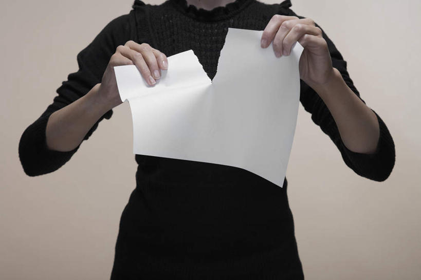 西方人,一个人,站,横图,室内,白天,正面,欧洲,欧洲人,仅一个年轻女性,仅一个女性,仅一个人,一张,阴影,服装,反射,影子,纸张,拿,拿着,休闲装,破坏,破损,衣服,黑色,站着,休闲,休闲服,摄影,服饰,影棚,撕,损坏,年轻女性,女人,女性,白种人,站立,半身,彩图,影棚拍摄,拍摄