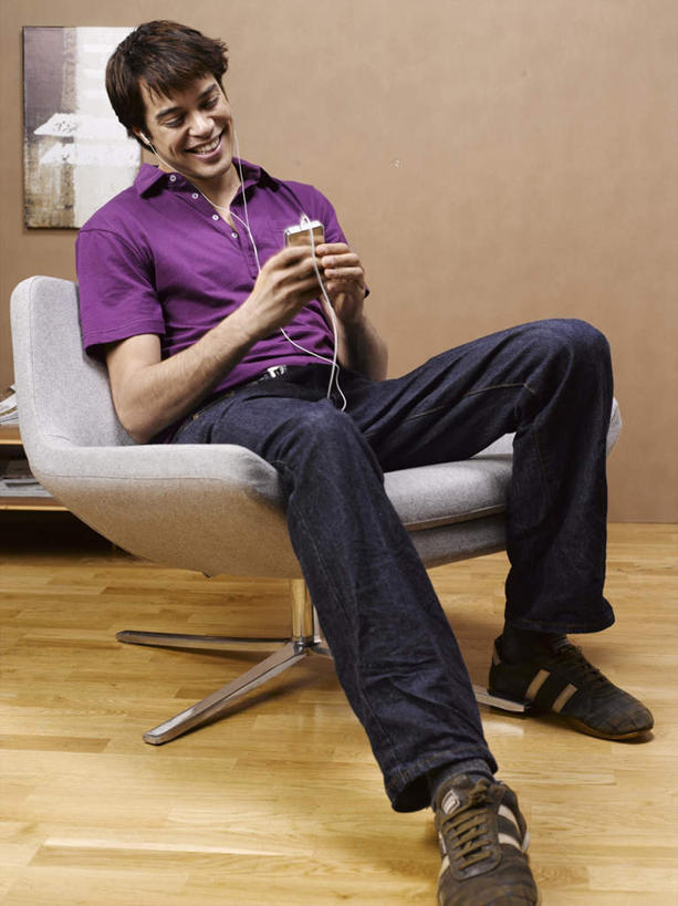 西方人,一个人,客厅,坐,笑,微笑,露齿笑,竖图,室内,白天,正面,陶醉,快乐,地板,镜子,椅子,欧洲,欧洲人,仅一个男性,仅一个人,服装,地面,音乐,拿,音乐播放器,拿着,注视,休闲装,木地板,仅一个年轻男性,衣服,紫色,观察,看,靠,靠着,倚靠,享受,休闲,休闲服,服饰,观看,镜像,察看,起居室,倚着,镜面,关注,MP4播放器,男人,男性,年轻男性,白种人,坐着,彩图,全身,播放器,沉醉