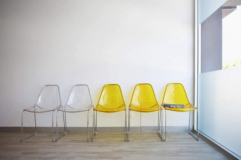 无人,办公室,横图,室内,特写,白天,正面,窗户,地板,落地窗,静物,书籍,椅子,一排,许多,整齐,塑料,墙,地面,木地板,玻璃窗,墙壁,墙面,排列,黄色,白色,塑料制品,队列,书,图书,彩图