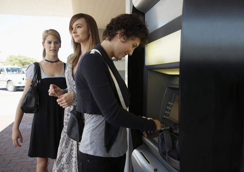 西方人,三个人,伙伴,朋友,站,横图,室外,白天,正面,旅游,度假,友谊,取款机,街道,欧洲,欧洲人,敲打,服装,注视,休闲装,娱乐,输入,衣服,打字,观察,看,站着,享受,休闲,休闲服,放松,服饰,观看,点击,敲击,察看,关注,取款,atm机,自动柜员机,友情,自动取款机,按键,年轻女性,女人,女性,白种人,站立,半身,彩图