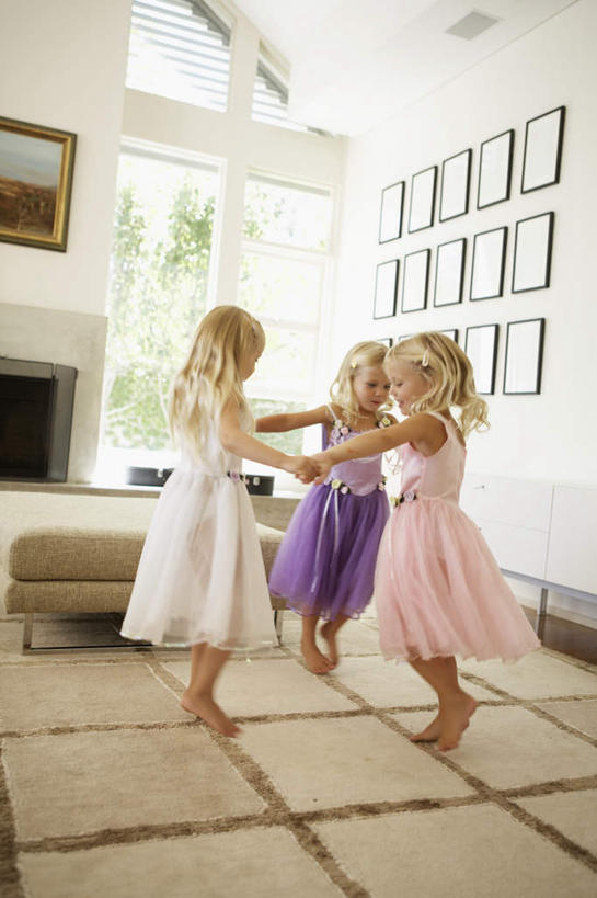 西方人,儿童,三个人,家庭,站,握手,竖图,室内,白天,正面,游戏,纯洁,窗户,床,卧室,欧洲,欧洲人,服装,墙,双人床,床单,玩,注视,休闲装,娱乐,被子,玻璃窗,墙壁,墙面,小孩,衣服,观察,看,站着,休闲,温暖,温馨,一家人,休闲服,可爱,童年,童趣,服饰,观看,活动,和睦,察看,被单,发泄,关注,消遣,智力,童真,烂漫,无邪,宣泄,天真,女孩,女人,女性,白种人,孩子,搀手,拉手,手拉手,手握手,玩耍,嬉戏,站立,彩图,全身,睡房,卧房,三胞胎,融洽,女生