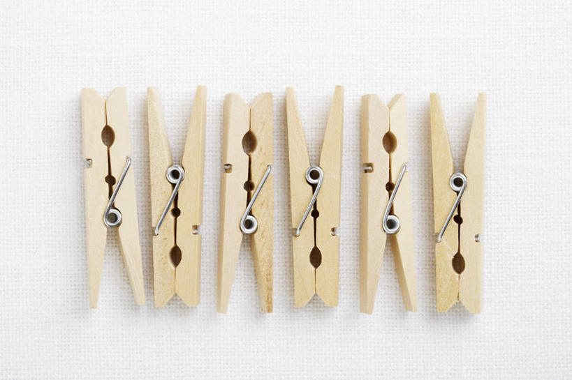 无人,横图,俯视,室内,特写,白天,白色背景,桌面,桌子,静物,一排,许多,整齐,木制,排列,夹子,木制品,摄影,影棚,队列,衣夹,彩图,高角度拍摄,影棚拍摄,拍摄