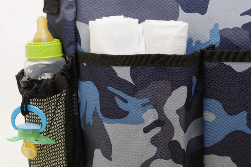 无人,横图,室内,特写,白天,白色背景,正面,桌面,桌子,静物,许多,木制,包,奶瓶,书包,尿布,纸尿裤,尿不湿,一个,背包,木制品,瓶子,塑料制品,塑料瓶,摄影,影棚,单个,奶嘴,纸尿布,迷彩,纸尿片,彩图,影棚拍摄,拍摄,双肩包