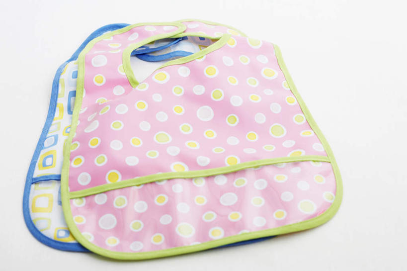 无人,横图,俯视,室内,特写,白天,白色背景,桌面,桌子,静物,一堆,堆叠,堆积,木制,斑点,围兜,粉色,白色,餐巾,木制品,两件,摄影,影棚,堆,口水巾,食饭兜,婴儿围脖,婴儿围兜,彩图,高角度拍摄,影棚拍摄,拍摄