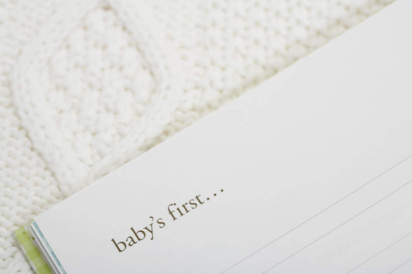 无人,横图,俯视,室内,特写,白天,白色背景,桌面,桌子,静物,木制,英文,标志,文字,字符,字母,备忘录,记事本,标识,排列,本子,笔记本,木制品,记录,摄影,影棚,成长,英文字母,队列,彩图,高角度拍摄,影棚拍摄,拍摄