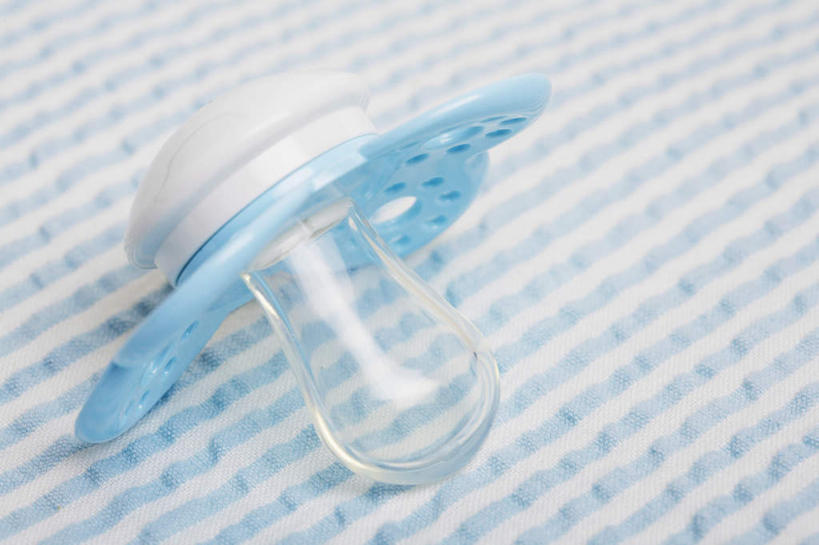 无人,横图,俯视,室内,特写,白天,桌面,桌子,静物,木制,一个,蓝色,木制品,摄影,影棚,单个,奶嘴,婴儿用品,彩图,高角度拍摄,影棚拍摄,拍摄