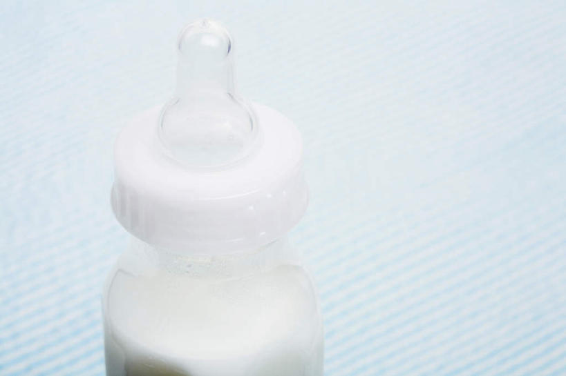 无人,横图,俯视,室内,特写,白天,桌面,桌子,静物,木制,奶瓶,一个,木制品,瓶子,容器,摄影,影棚,单个,奶嘴,婴儿用品,储藏,储存,彩图,高角度拍摄,影棚拍摄,拍摄,贮存