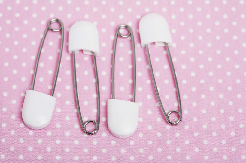 无人,横图,俯视,室内,特写,白天,桌面,桌子,静物,一排,整齐,木制,布料,办公用品,别针,布纹,文具,桌布,排列,粉色,餐巾,木制品,台布,四个,摄影,影棚,办公设备,文具用品,队列,文化工具,彩图,高角度拍摄,影棚拍摄,拍摄,安全别针